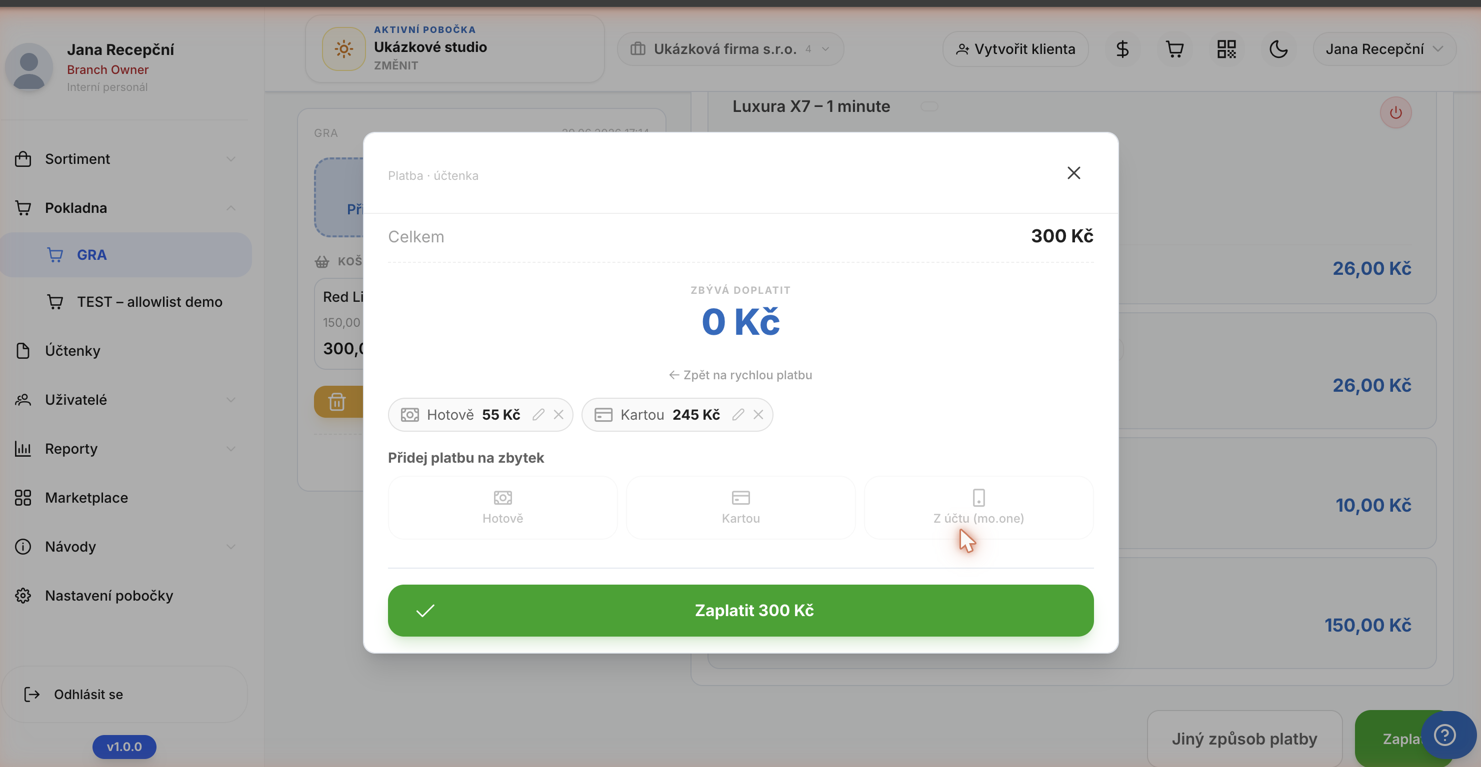 Jakmile „Zbývá doplatit" = 0 Kč (zde Hotově 55 Kč + Kartou 245 Kč), rozsvítí se zelené „Zaplatit".